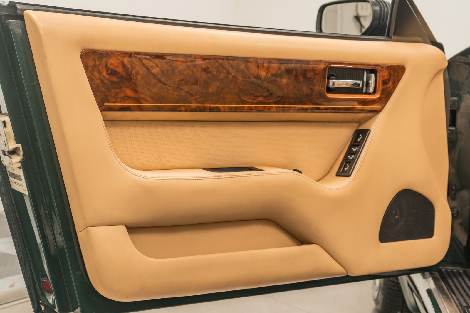 Aston-Martin-Virage-1993-2D-Coupe-37