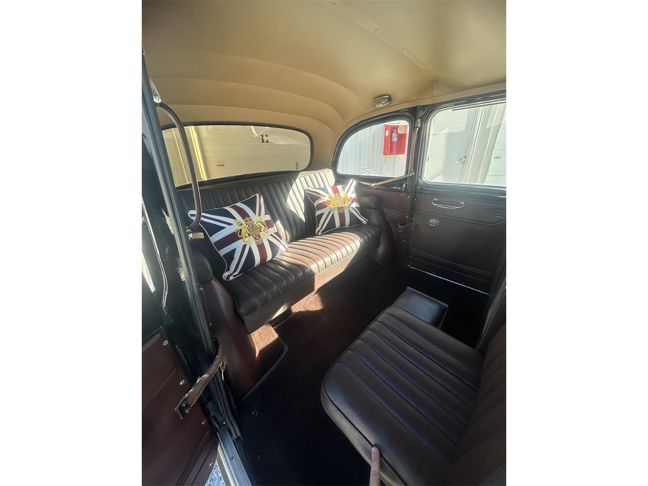Austin-Fx4-taxi-cab-1967-Black-Leather-tan-1