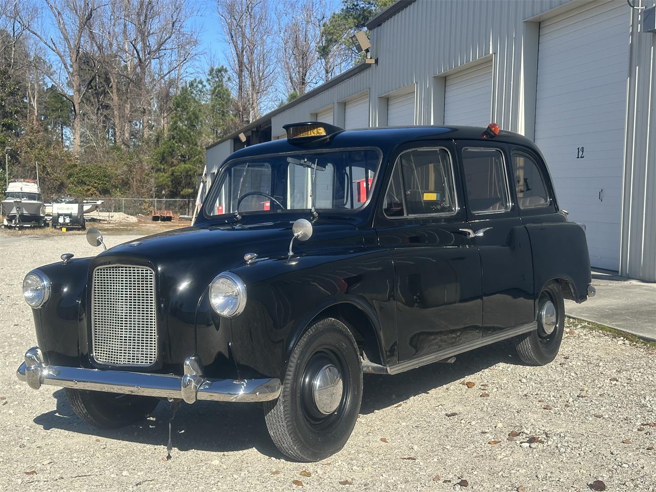Austin-Fx4-taxi-cab-1967-Black-Leather-tan-10