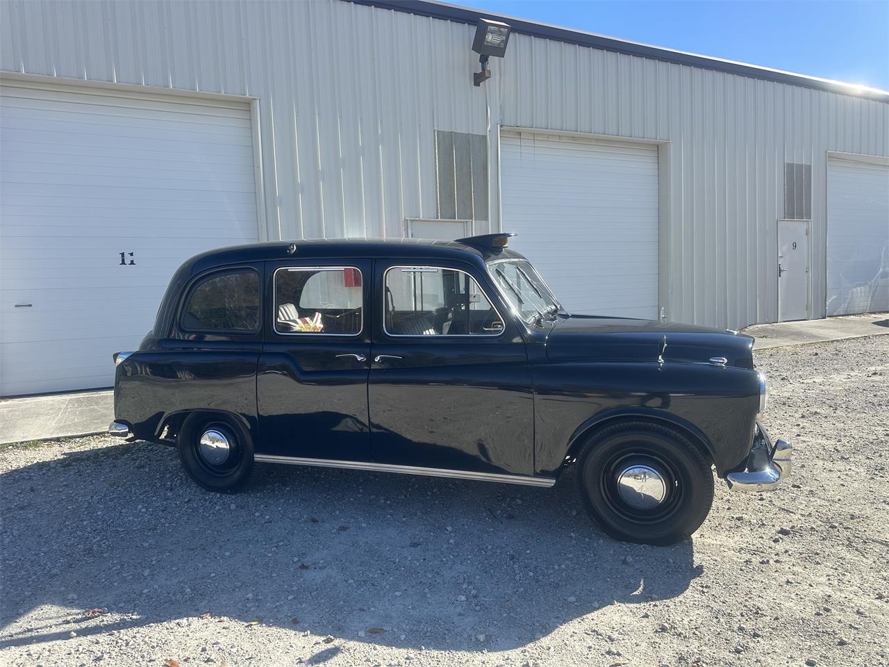 Austin-Fx4-taxi-cab-1967-Black-Leather-tan-2