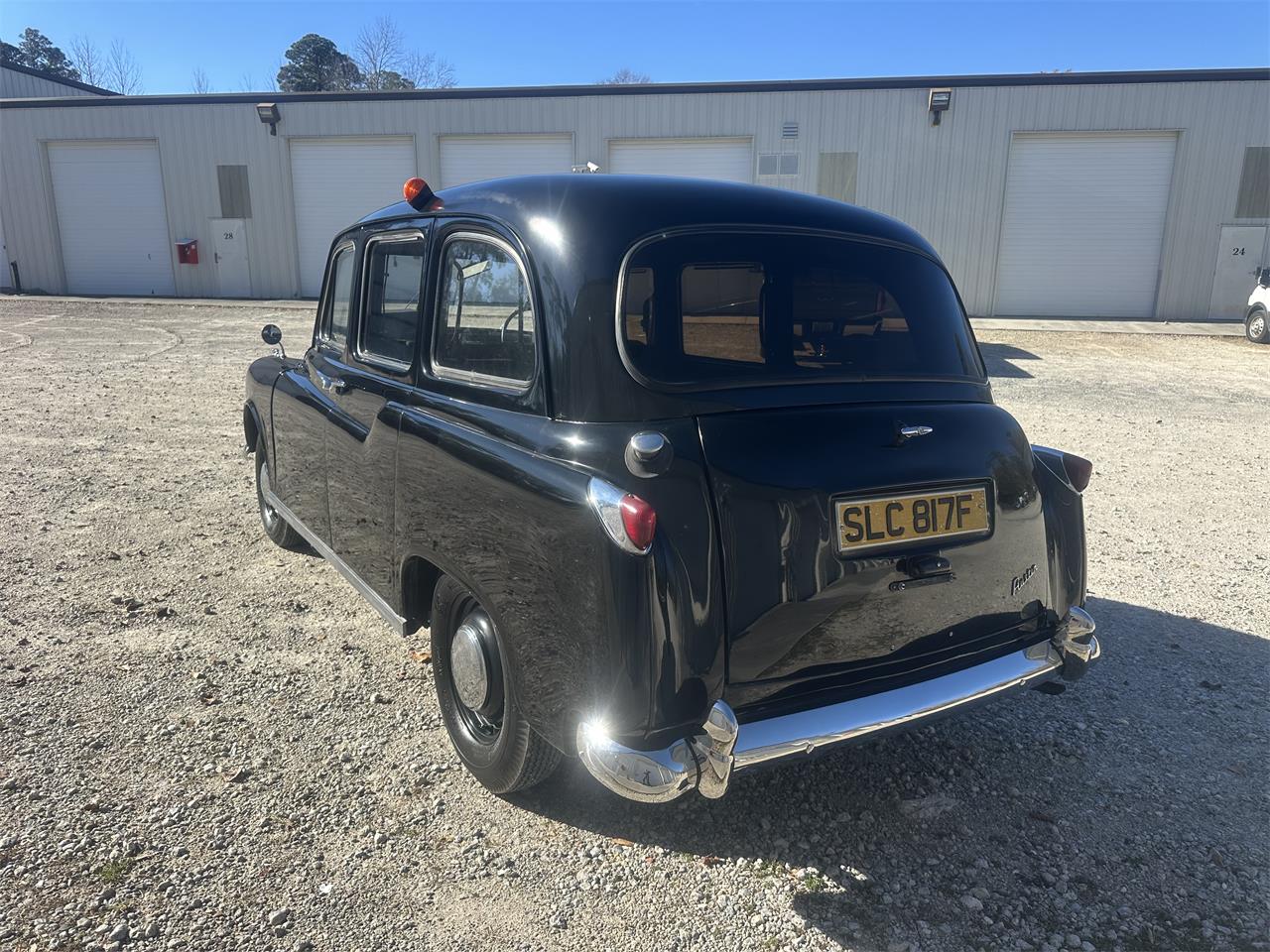 Austin-Fx4-taxi-cab-1967-Black-Leather-tan-4