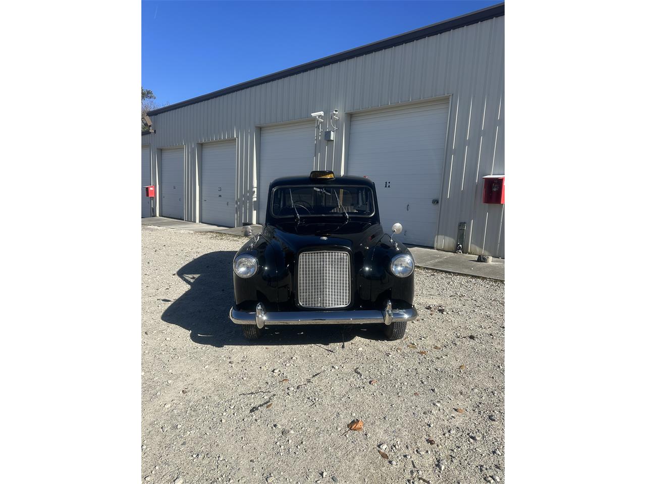 Austin-Fx4-taxi-cab-1967-Black-Leather-tan-6