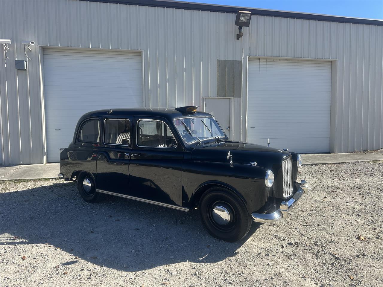 Austin-Fx4-taxi-cab-1967-Black-Leather-tan-7