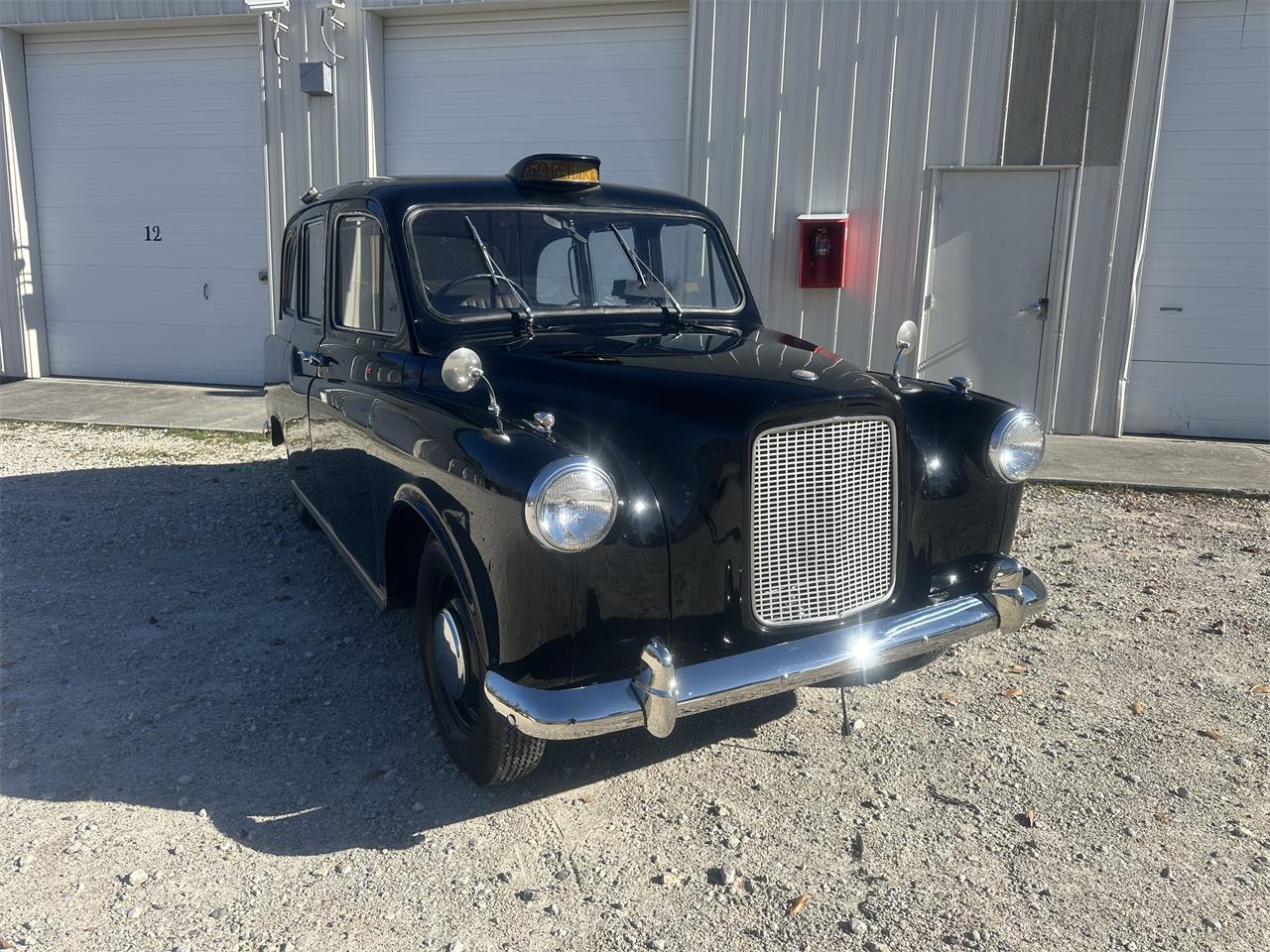 Austin-Fx4-taxi-cab-1967-Black-Leather-tan-9