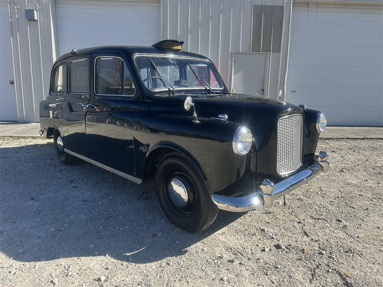 Austin-Fx4-taxi-cab-1967-Black-Leather-tan