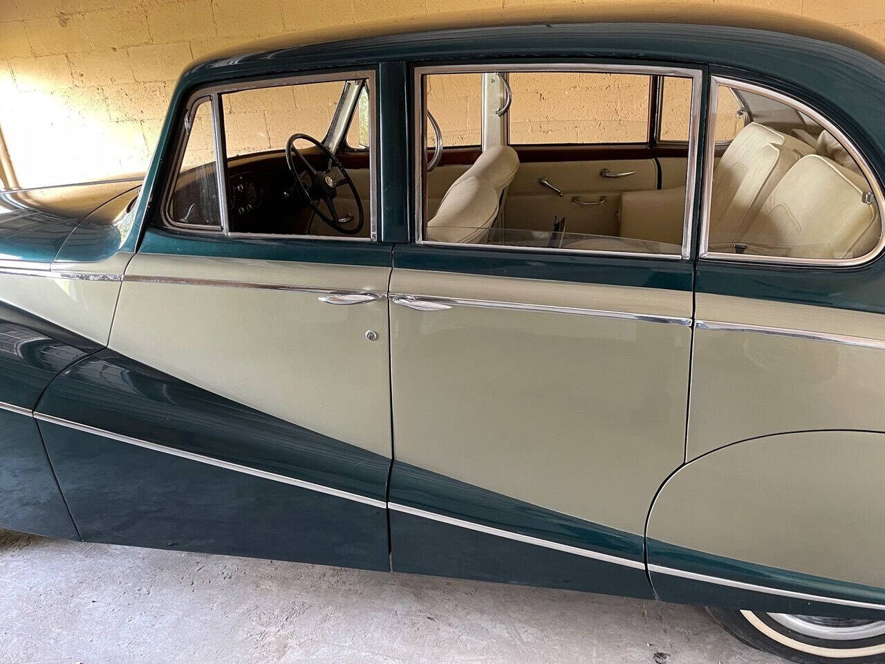 Bentley-EMPRESS-BY-HOOPER-1956-Sedan-2