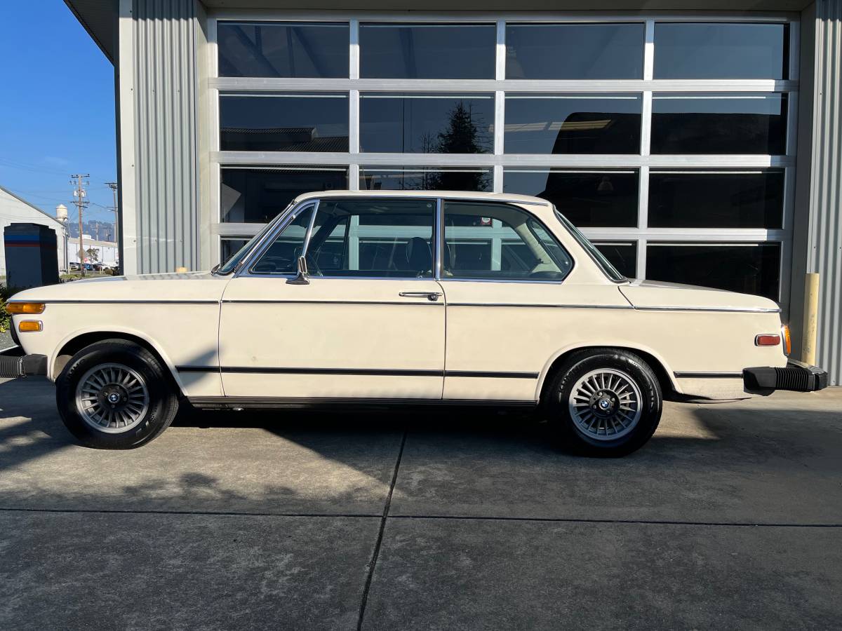 Bmw-2002-1974-white-10