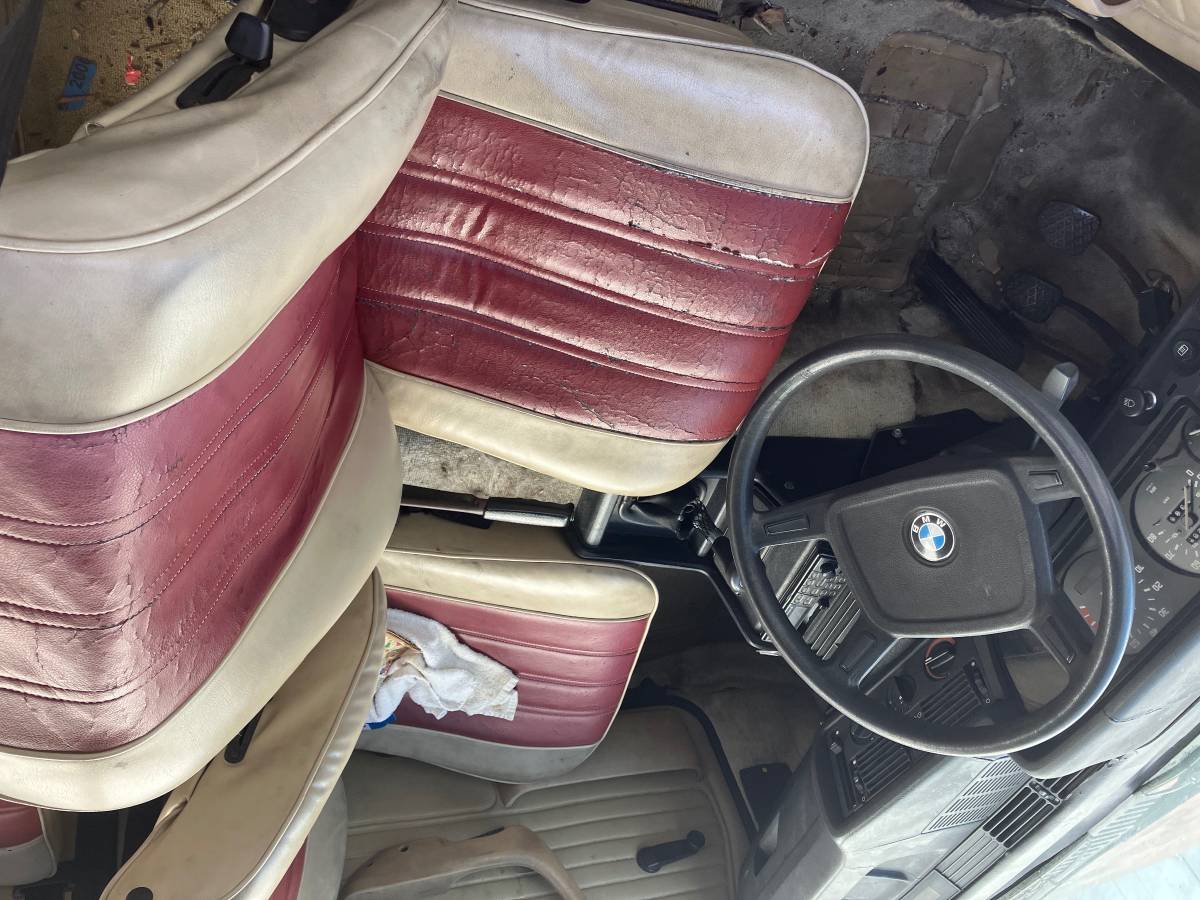 Bmw-320i-1982-black-2