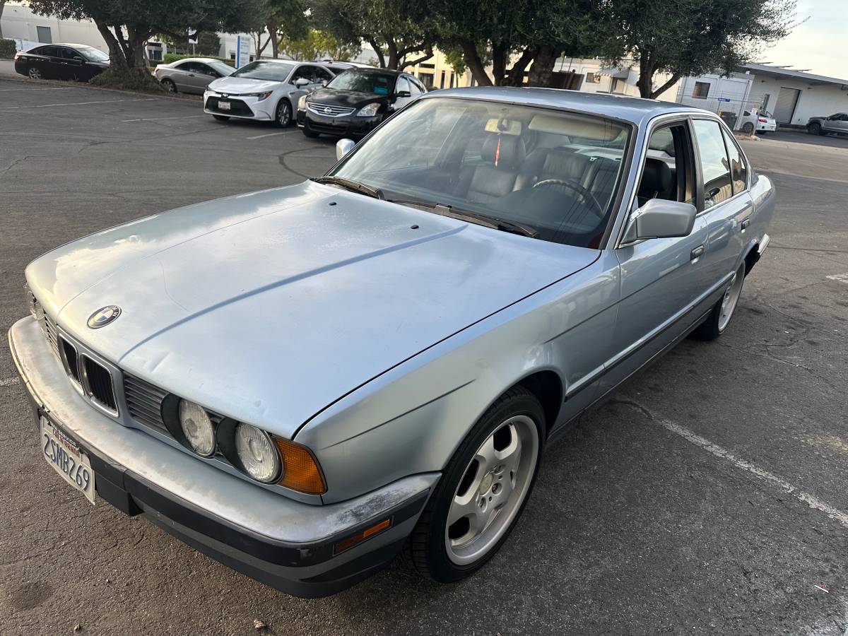 Bmw-525i-1990-blue-1