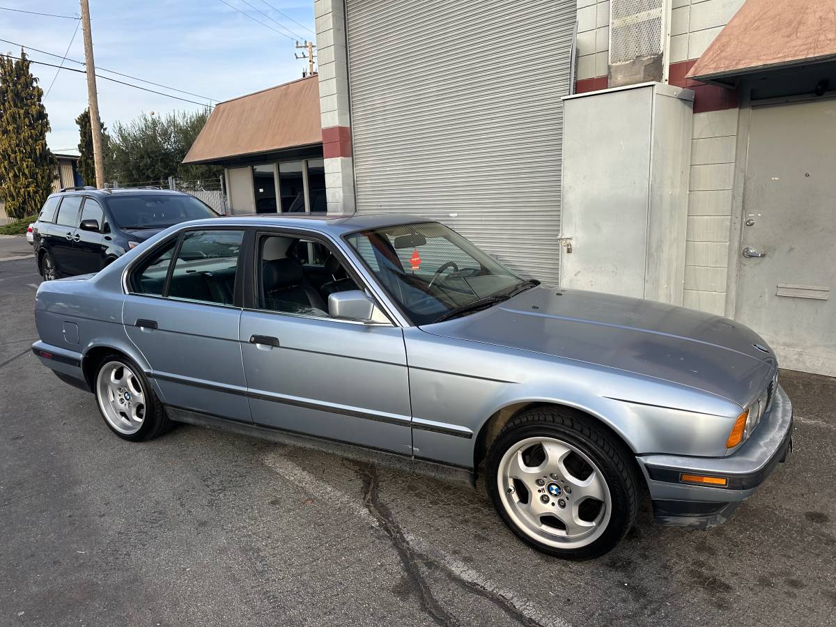 Bmw-525i-1990-blue-2