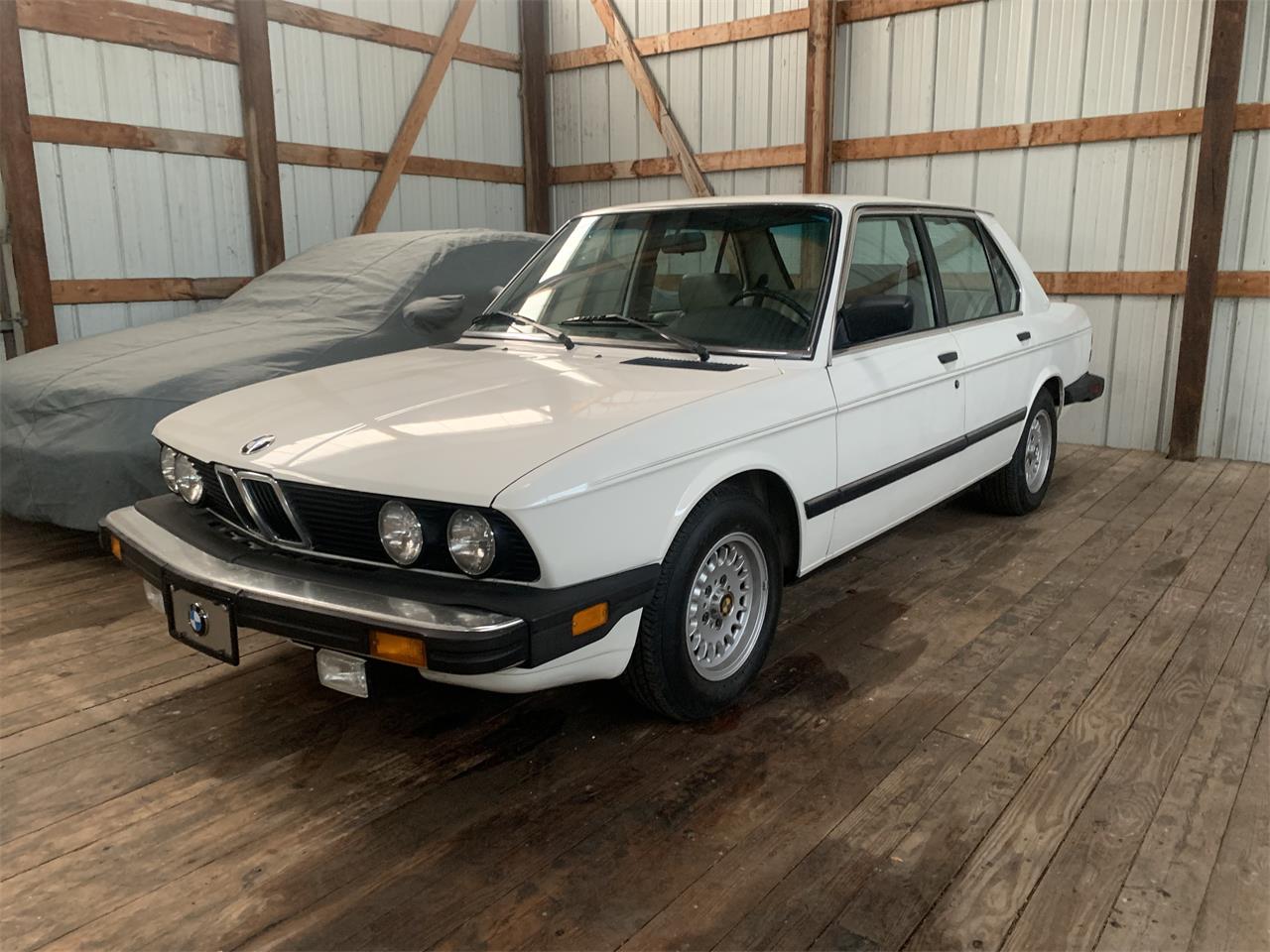 Bmw-528e-1985-White-Tanbeige-26