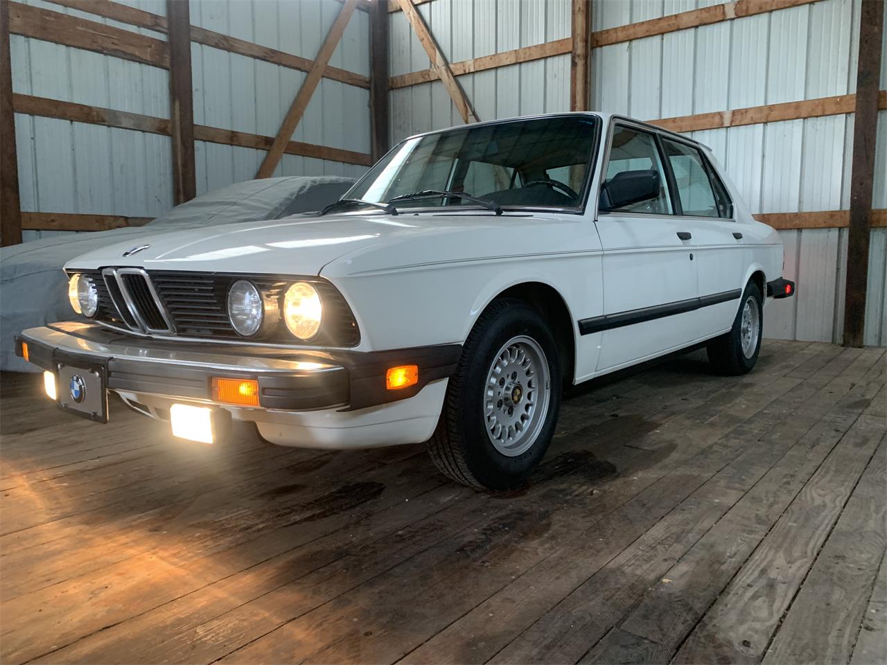 Bmw-528e-1985-White-Tanbeige-27