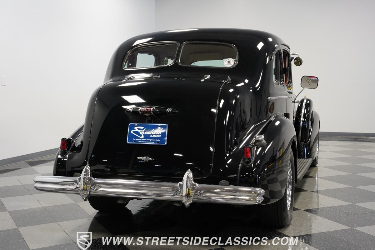Buick-Century-1937-Sedan-11