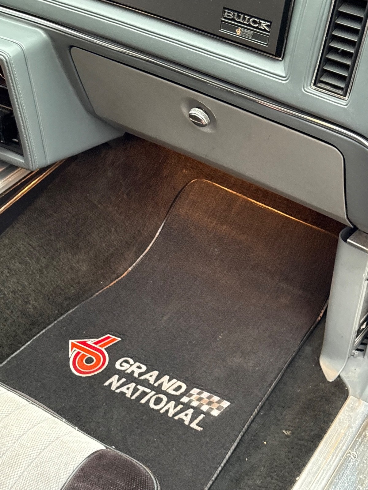 Buick-Grand-National-1987-American-Muscle-Car-17