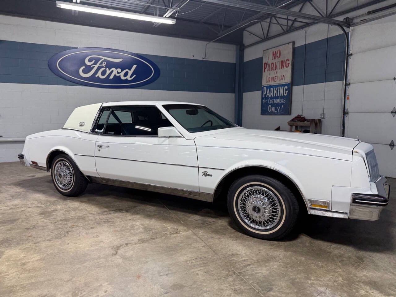 Buick-Riviera-1985-COUPE-10