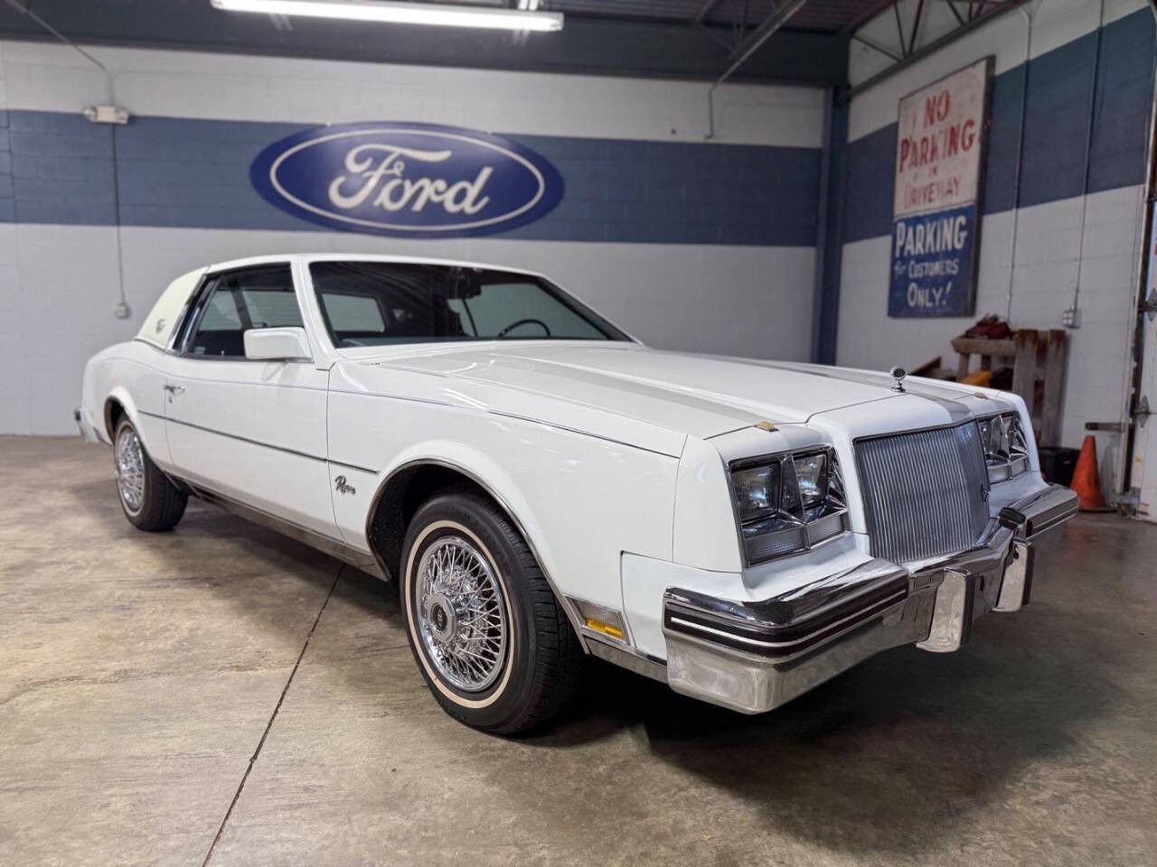 Buick-Riviera-1985-COUPE-11