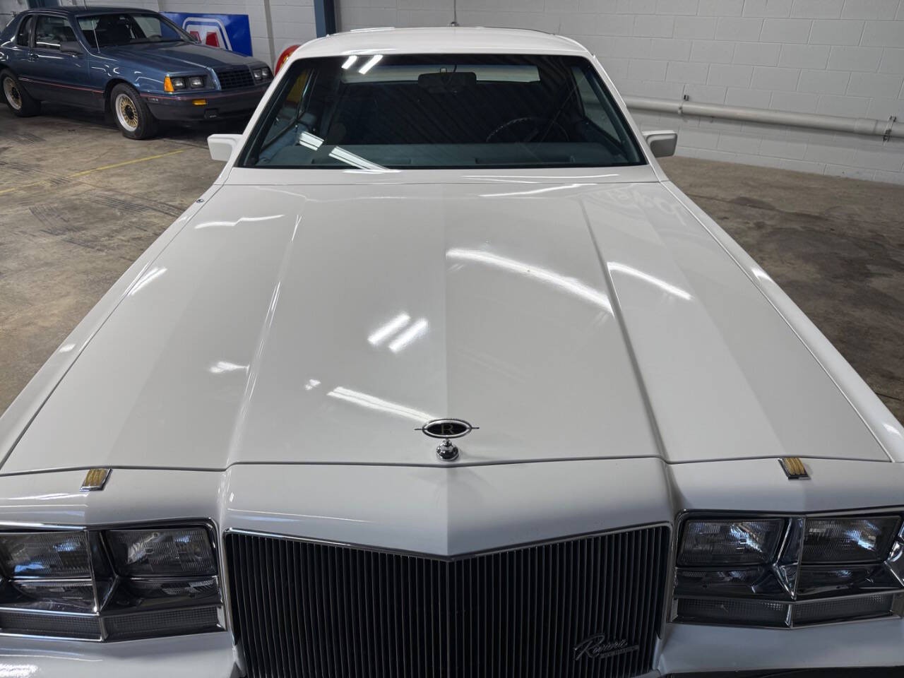 Buick-Riviera-1985-COUPE-12