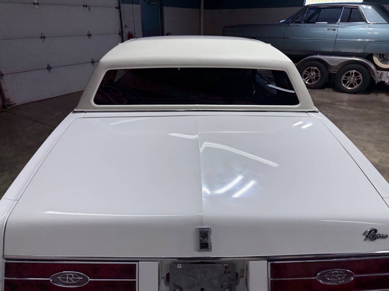 Buick-Riviera-1985-COUPE-21