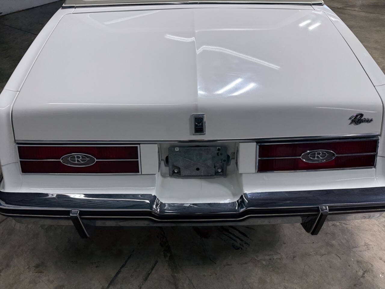 Buick-Riviera-1985-COUPE-22