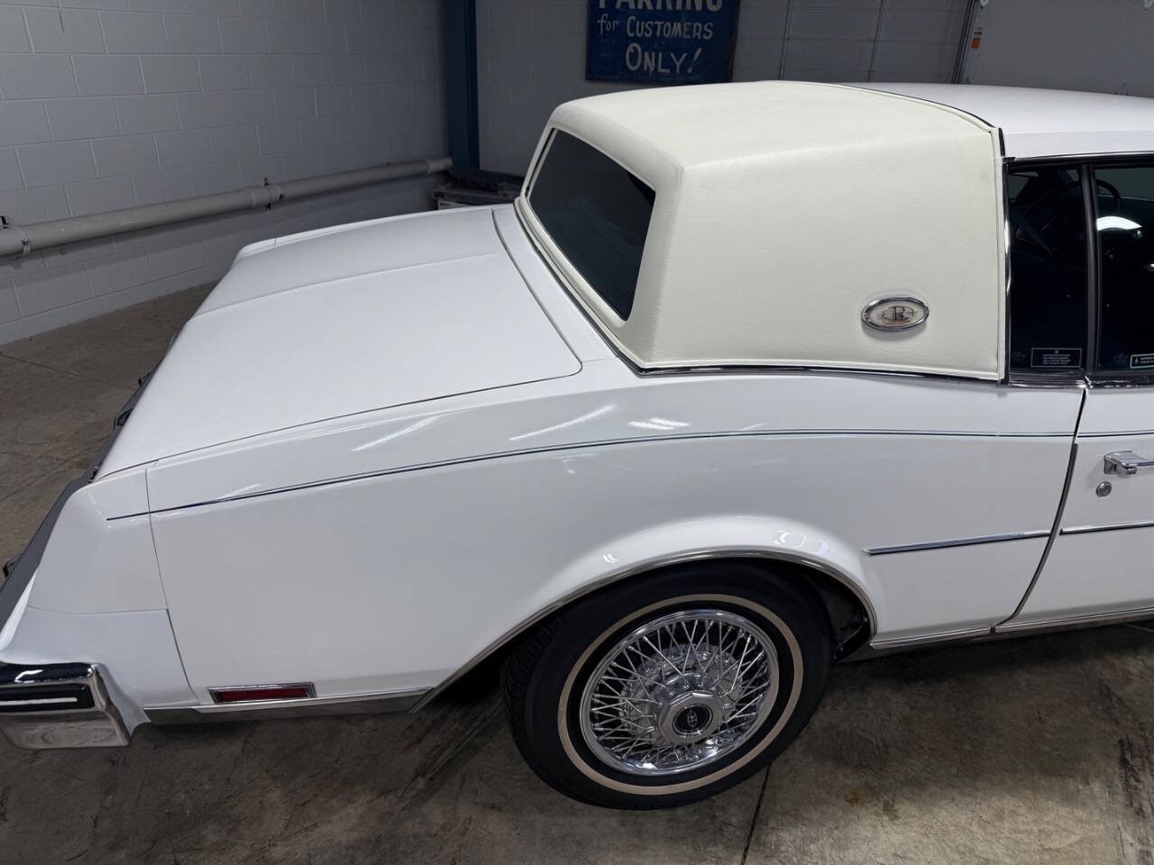 Buick-Riviera-1985-COUPE-25