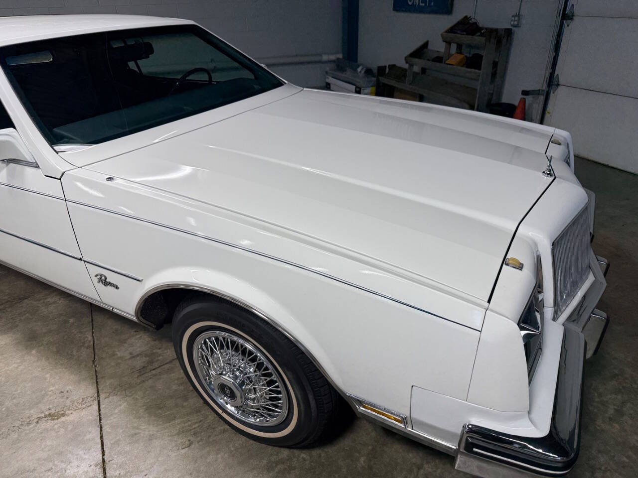 Buick-Riviera-1985-COUPE-28