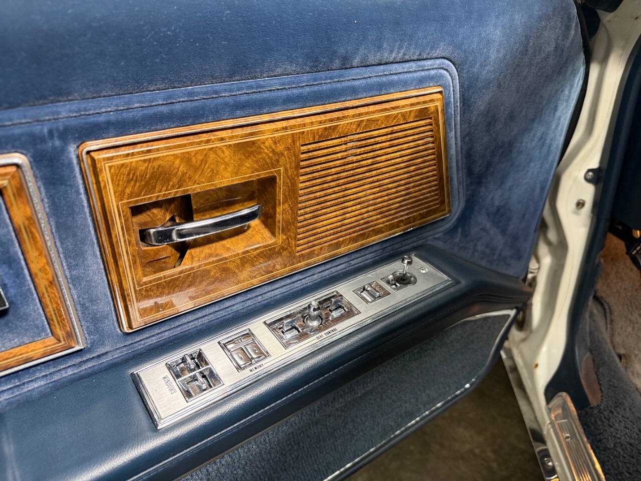 Buick-Riviera-1985-COUPE-37