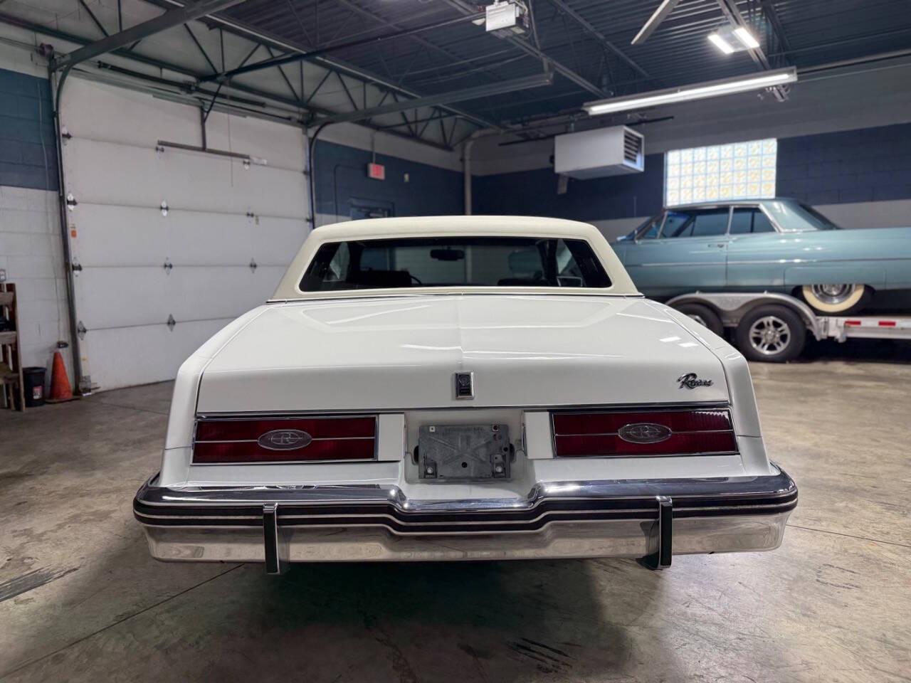 Buick-Riviera-1985-COUPE-6