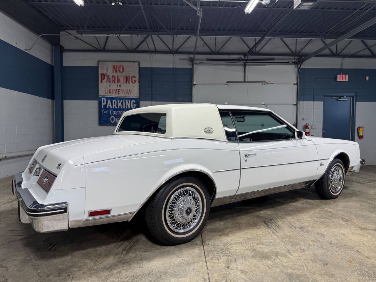 Buick-Riviera-1985-COUPE-8