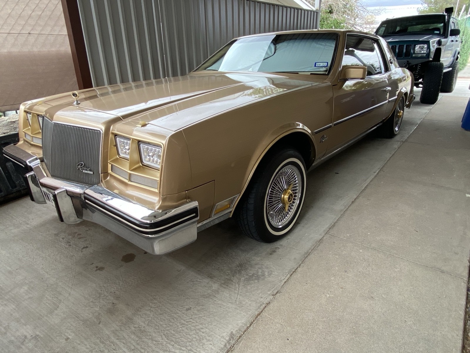 Buick-Riviera-1985-Coupe-16