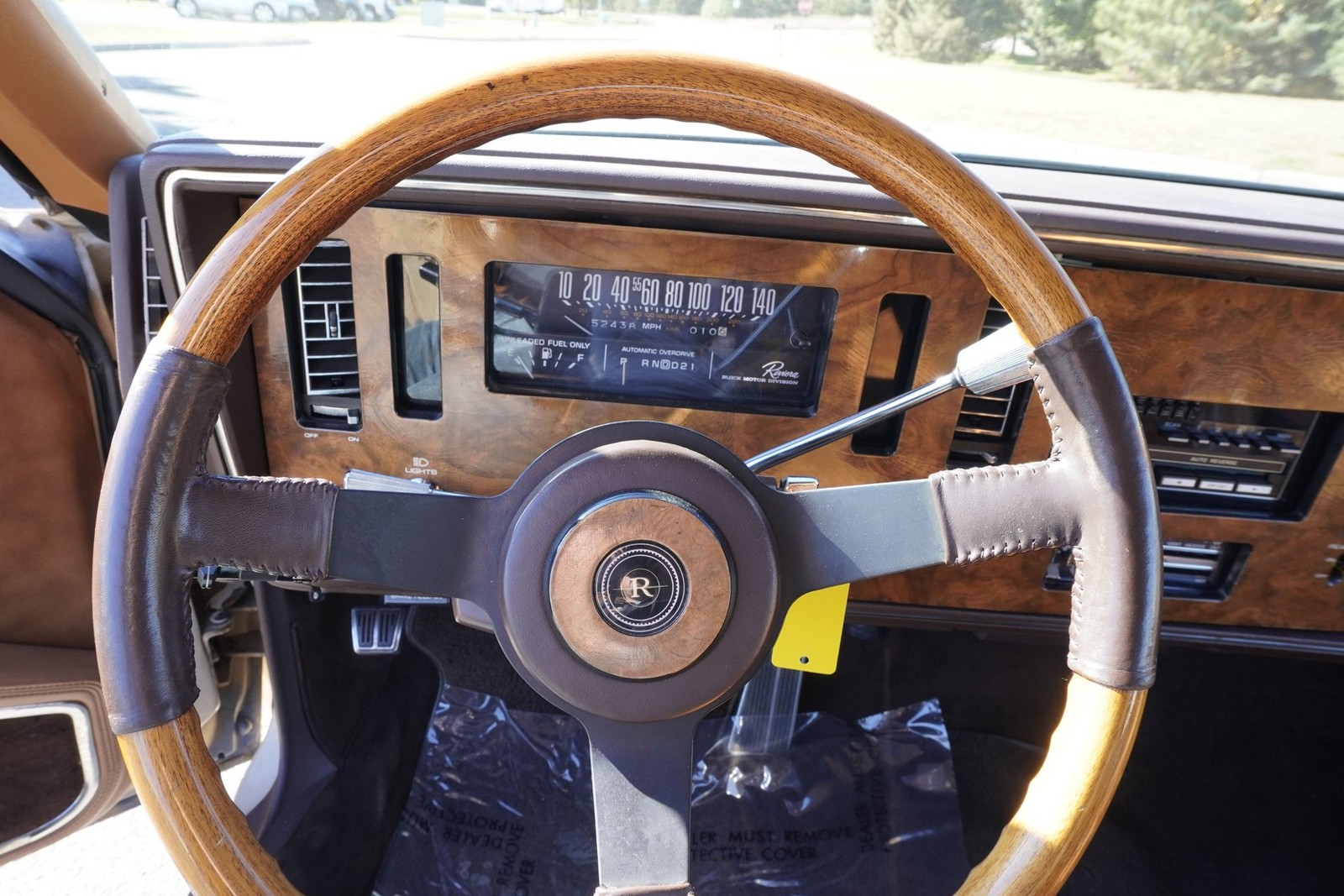 Buick-Riviera-XX-Anniversary-Edition-1983-Coupe-10