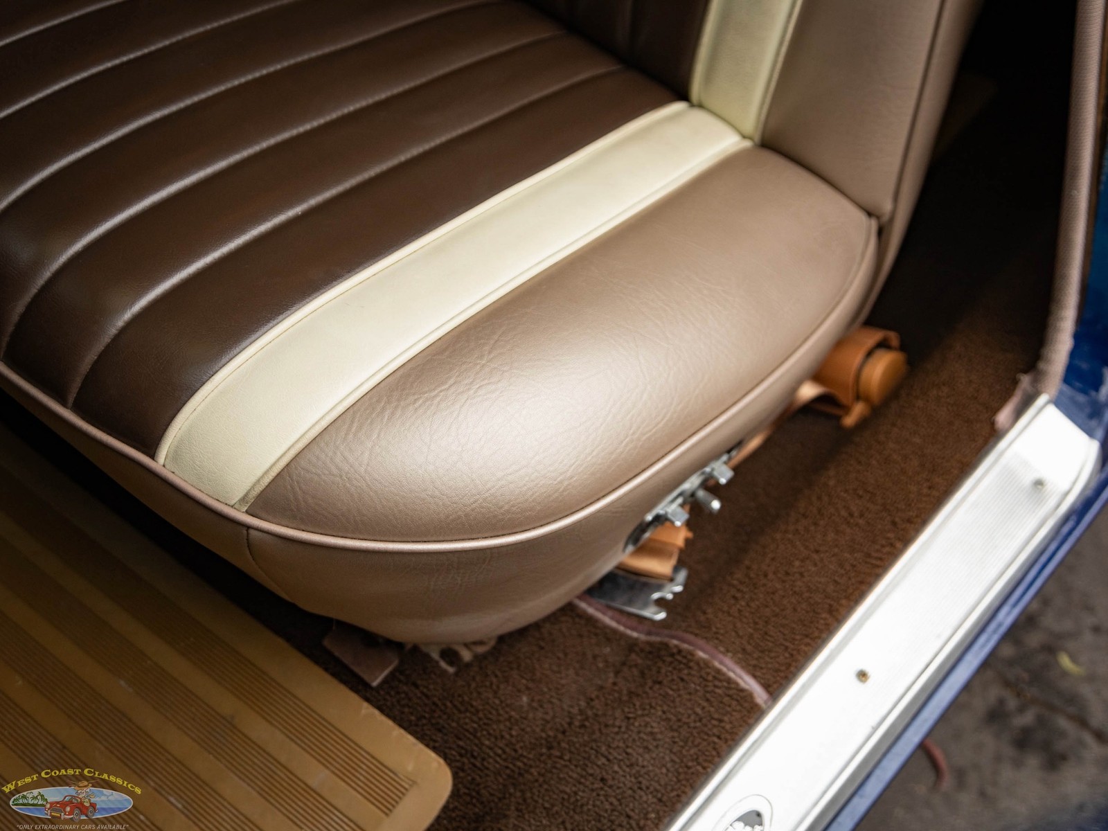 Buick-Wildcat-1964-4-Door-Sedan-24