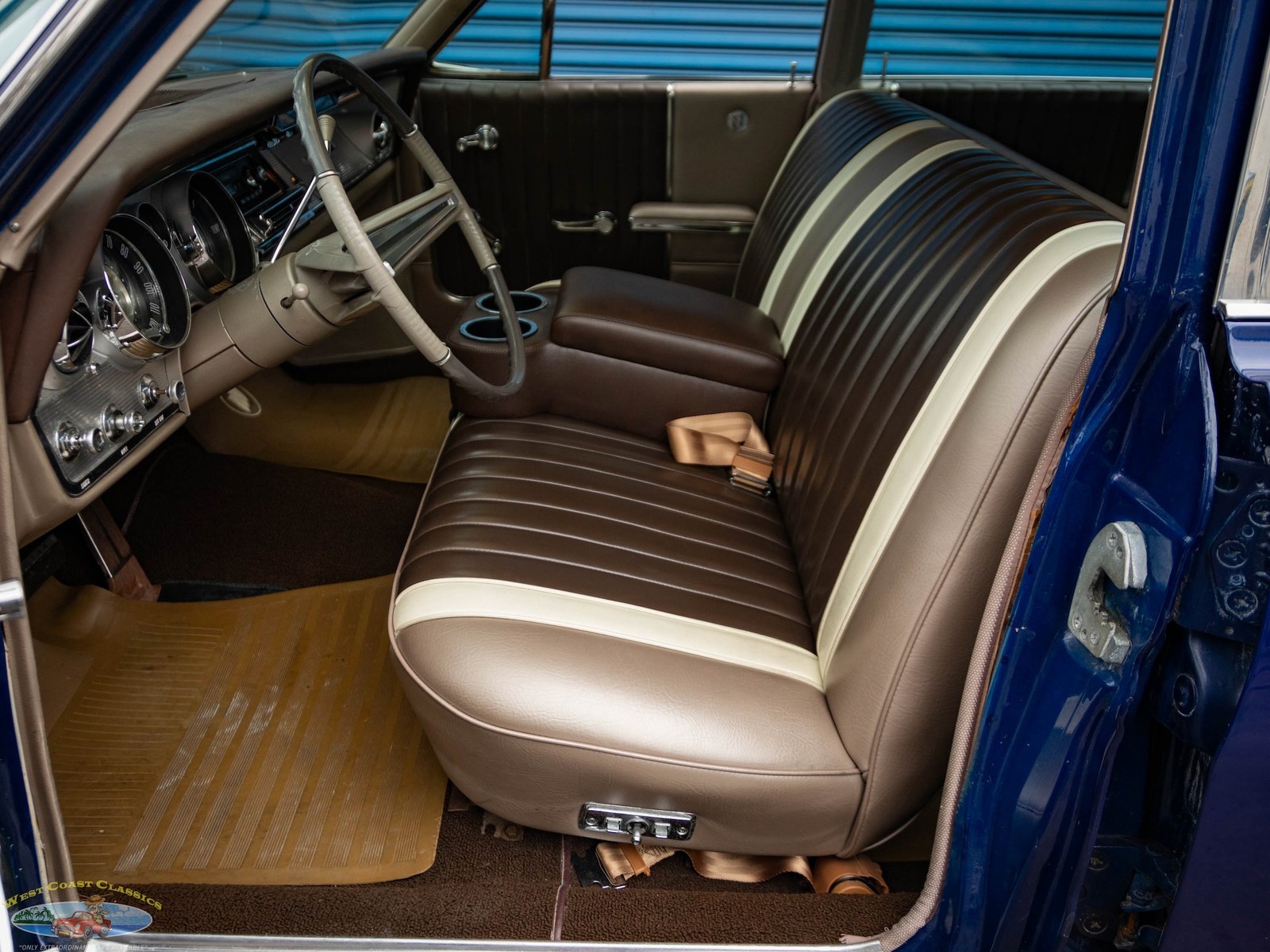 Buick-Wildcat-1964-4-Door-Sedan-25