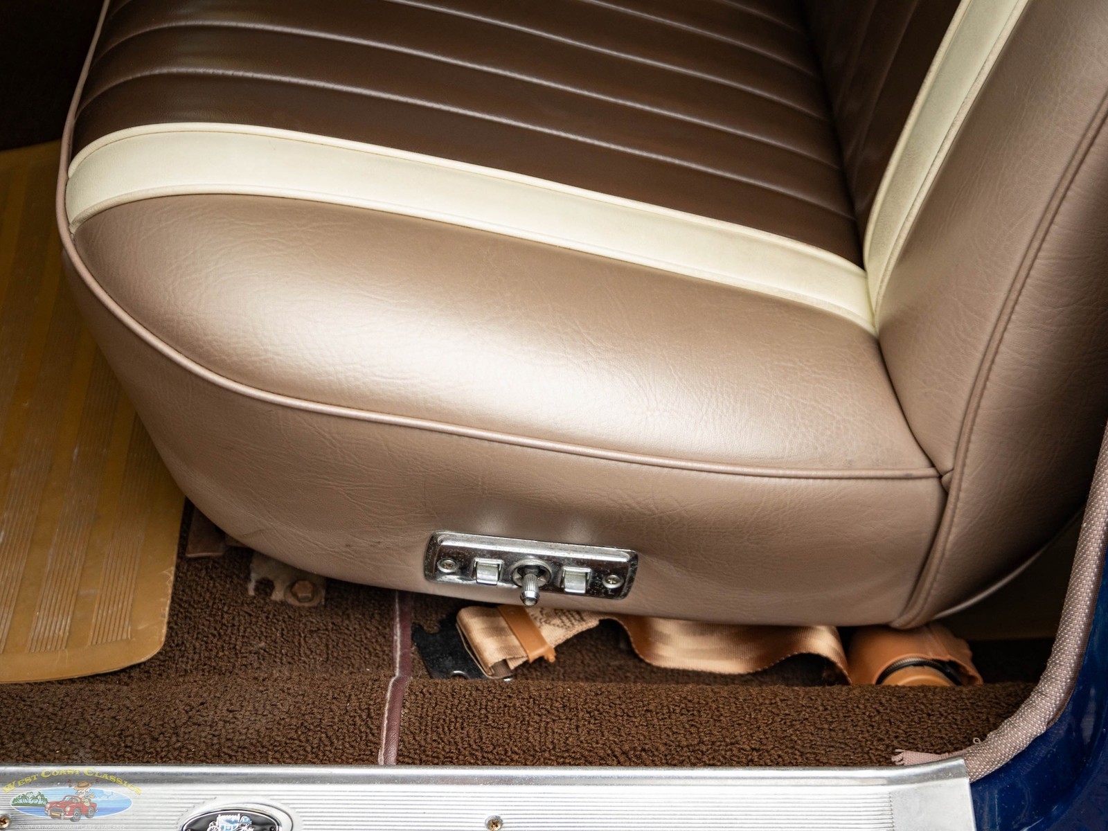 Buick-Wildcat-1964-4-Door-Sedan-26