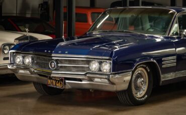 Buick-Wildcat-1964-4-Door-Sedan-3
