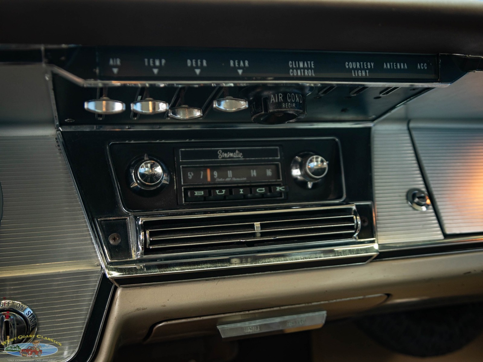 Buick-Wildcat-1964-4-Door-Sedan-33