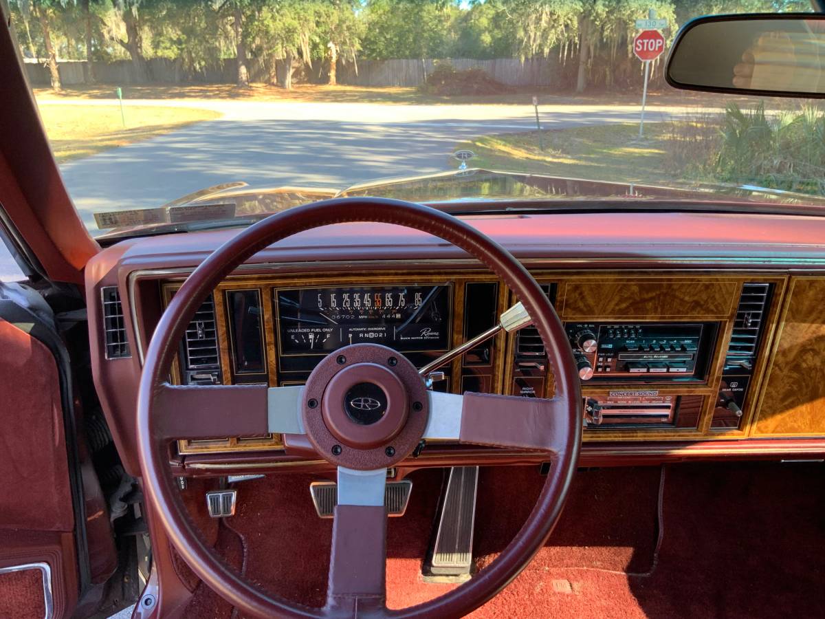 Buick-riviera-1983-10