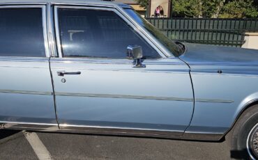 Cadillac-Brougham-1987-23