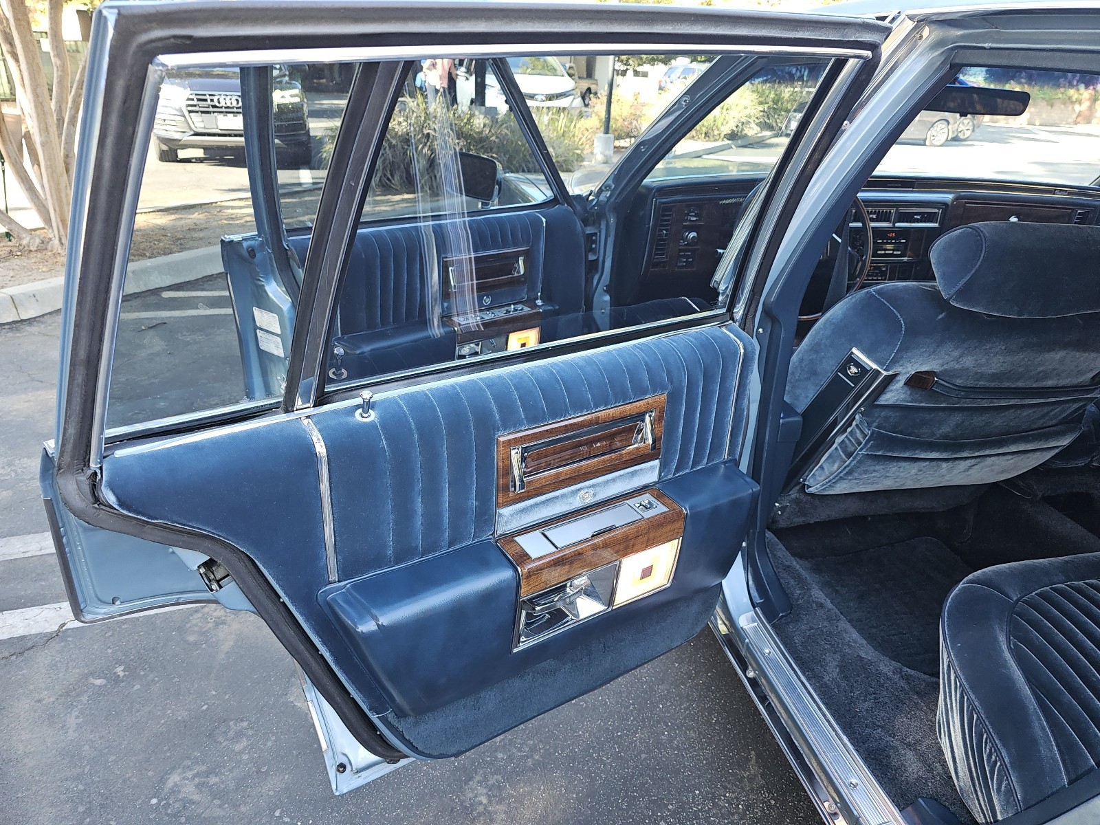 Cadillac-Brougham-1987-39