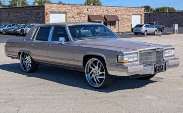 Cadillac-Brougham-1990-Sedan-14