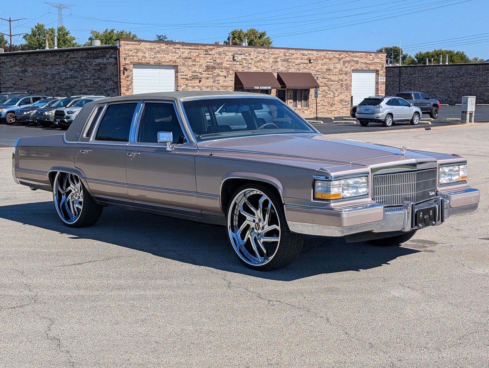 Cadillac-Brougham-1990-Sedan-14