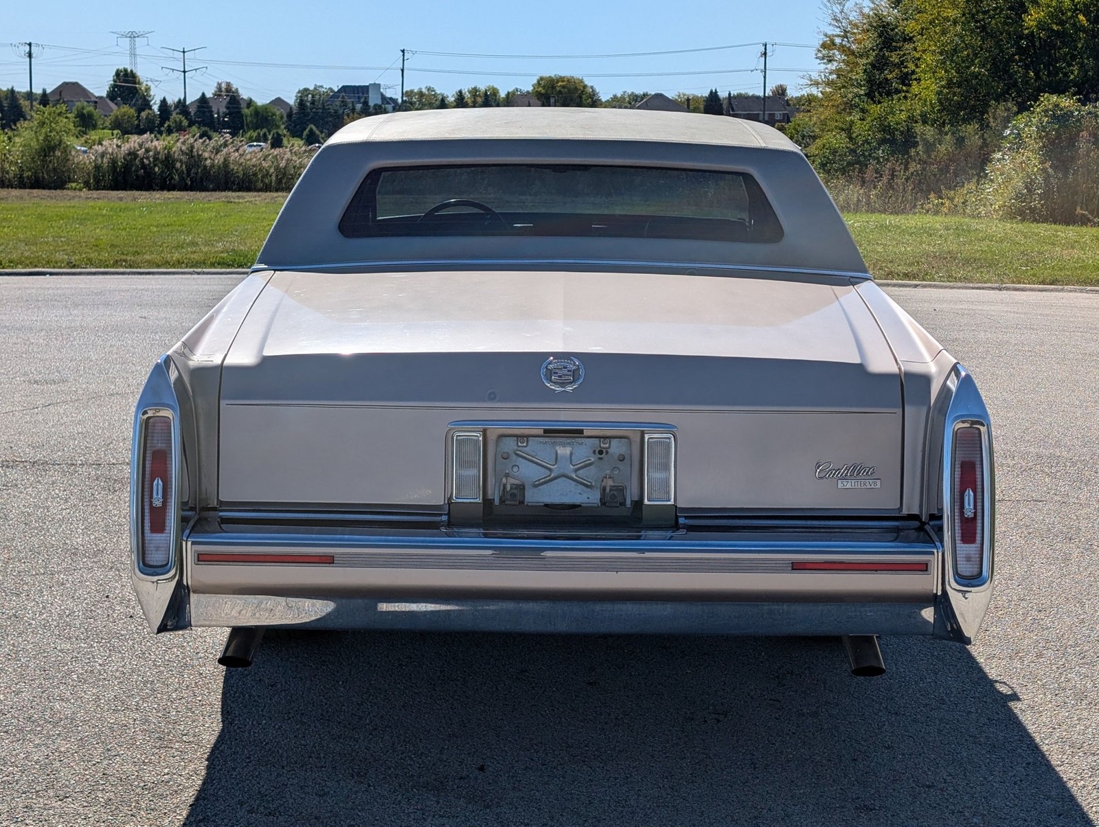 Cadillac-Brougham-1990-Sedan-16