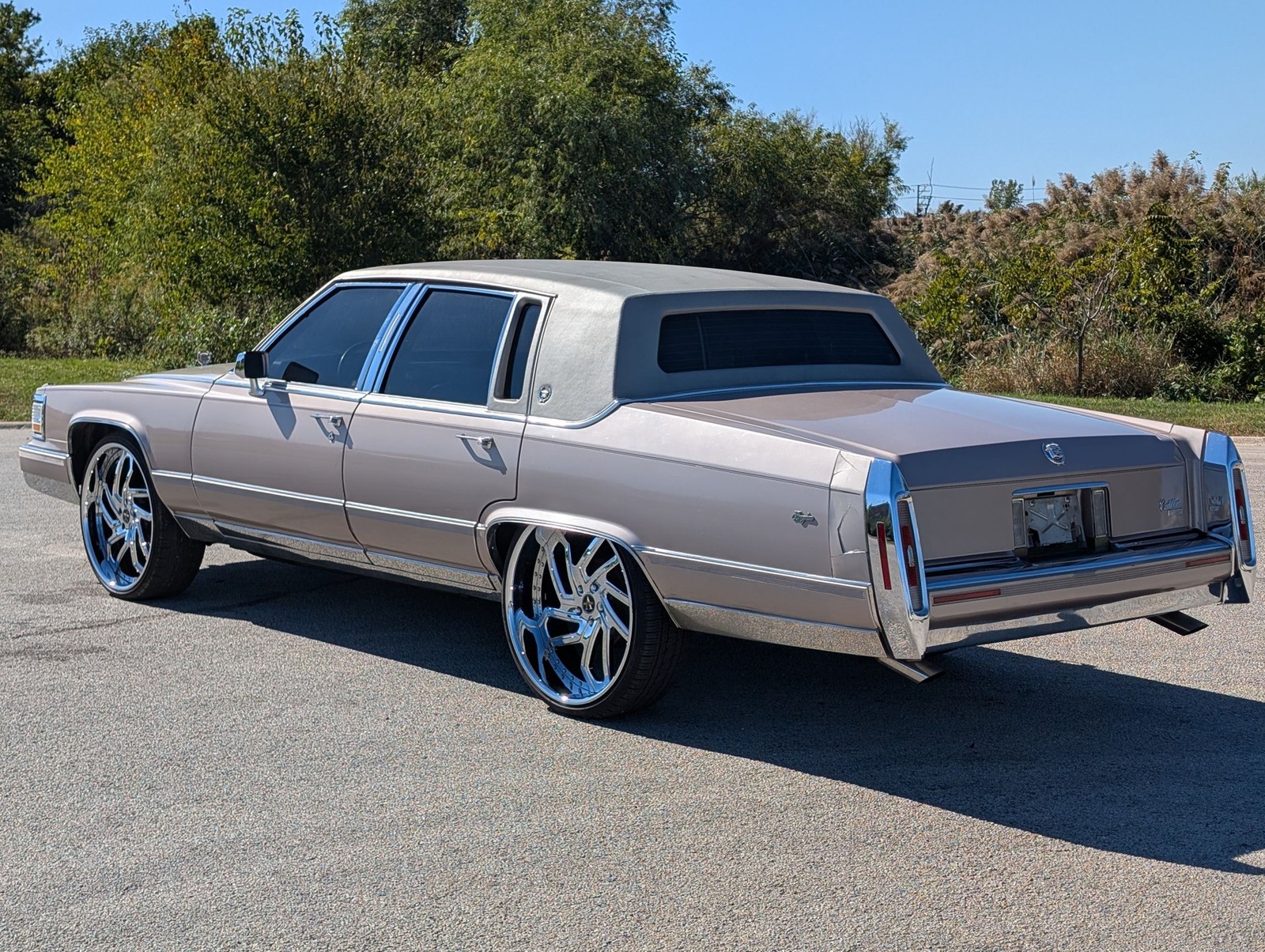 Cadillac-Brougham-1990-Sedan-17