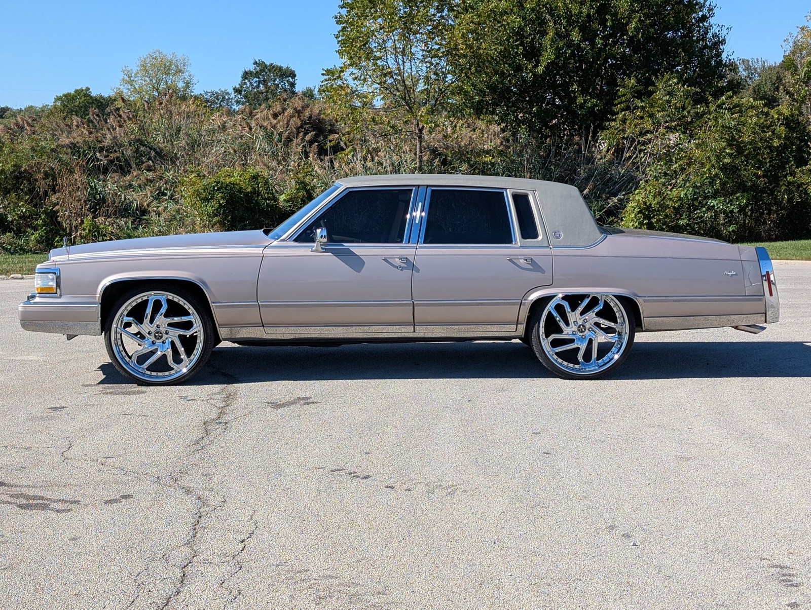 Cadillac-Brougham-1990-Sedan-18
