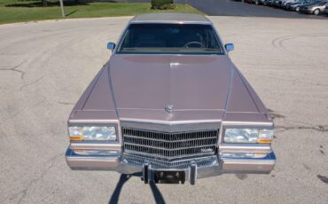 Cadillac-Brougham-1990-Sedan-21