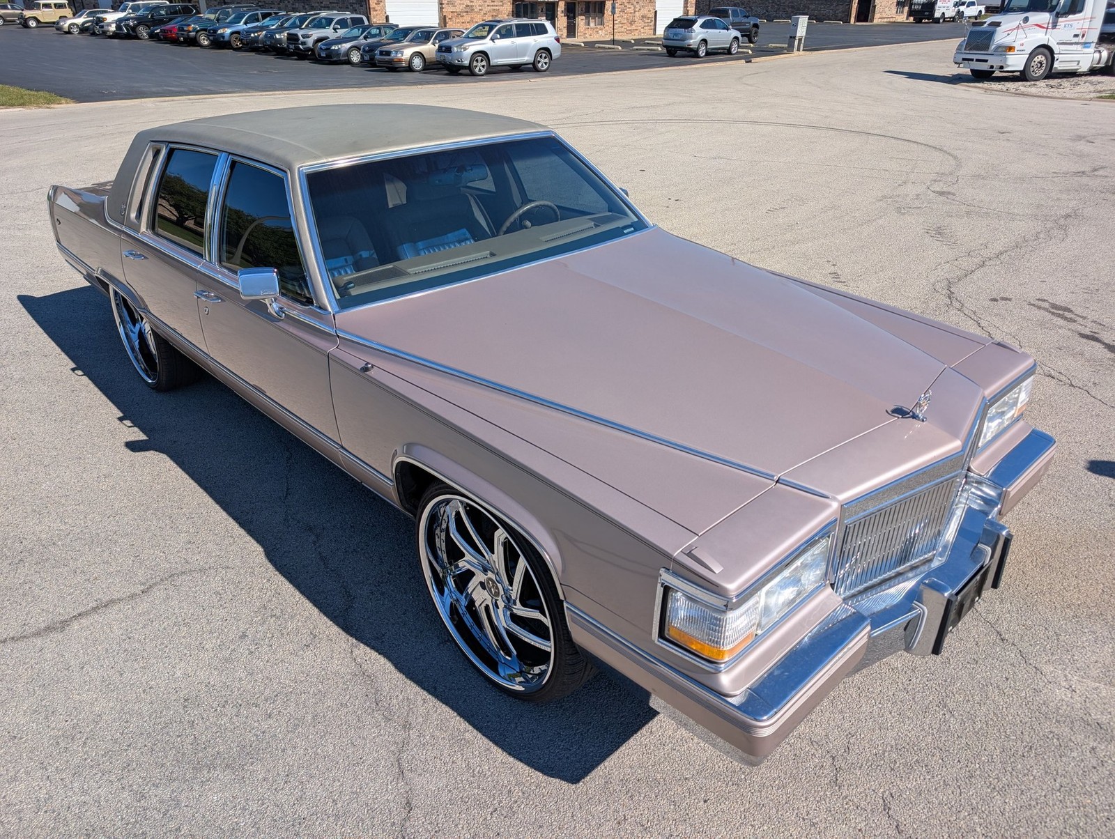 Cadillac-Brougham-1990-Sedan-23