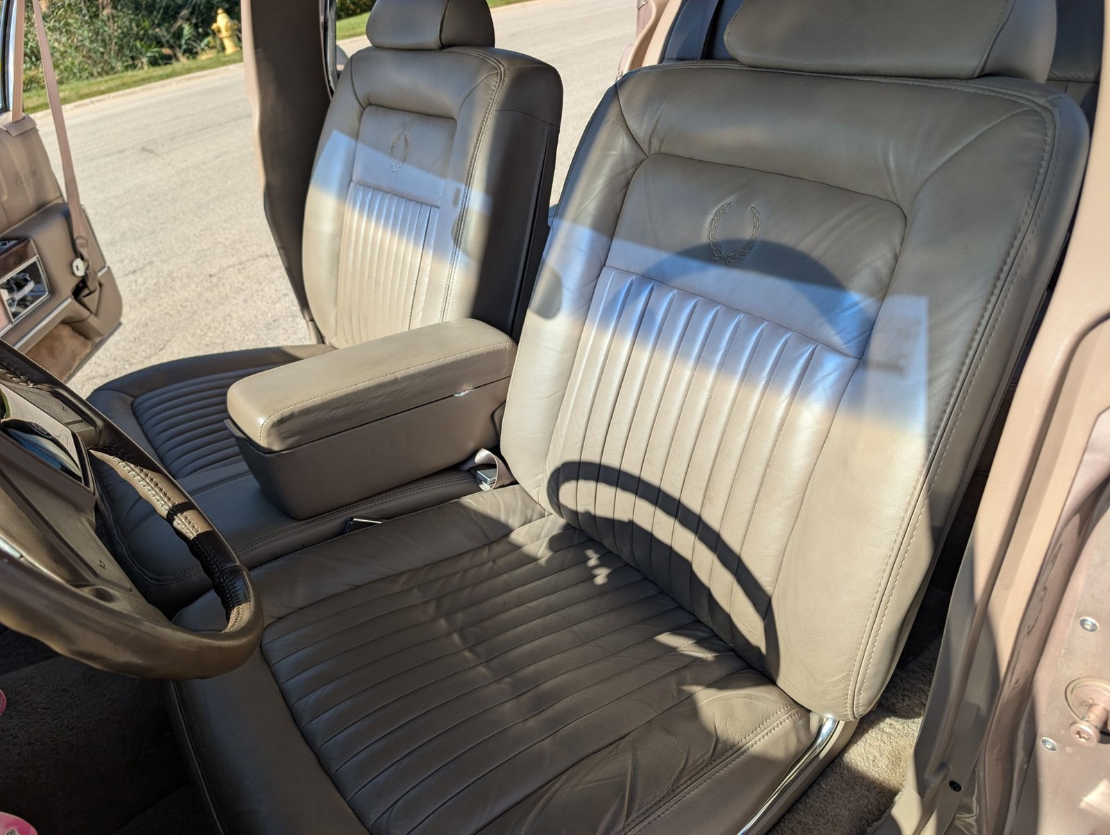 Cadillac-Brougham-1990-Sedan-3