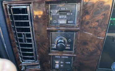 Cadillac-Brougham-1991-Sedan-17