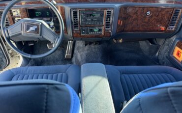 Cadillac-Brougham-1991-Sedan-19
