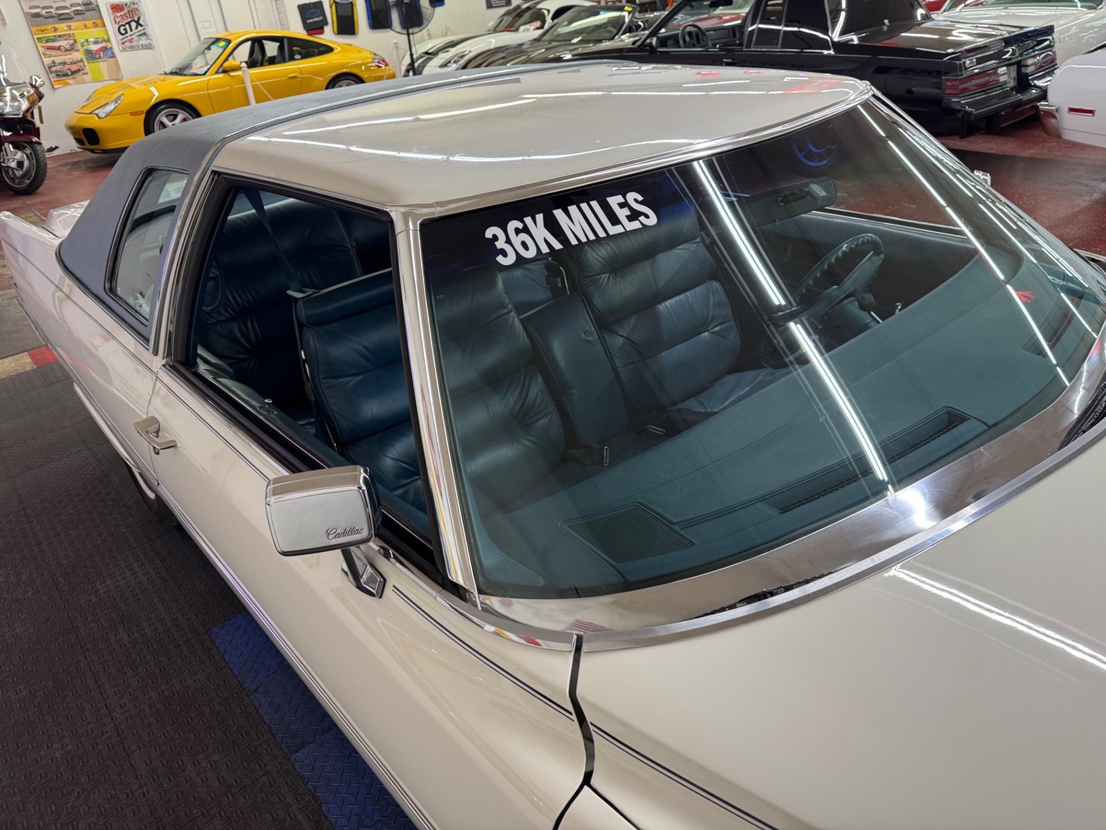 Cadillac-Coupe-DeVille-1975-11