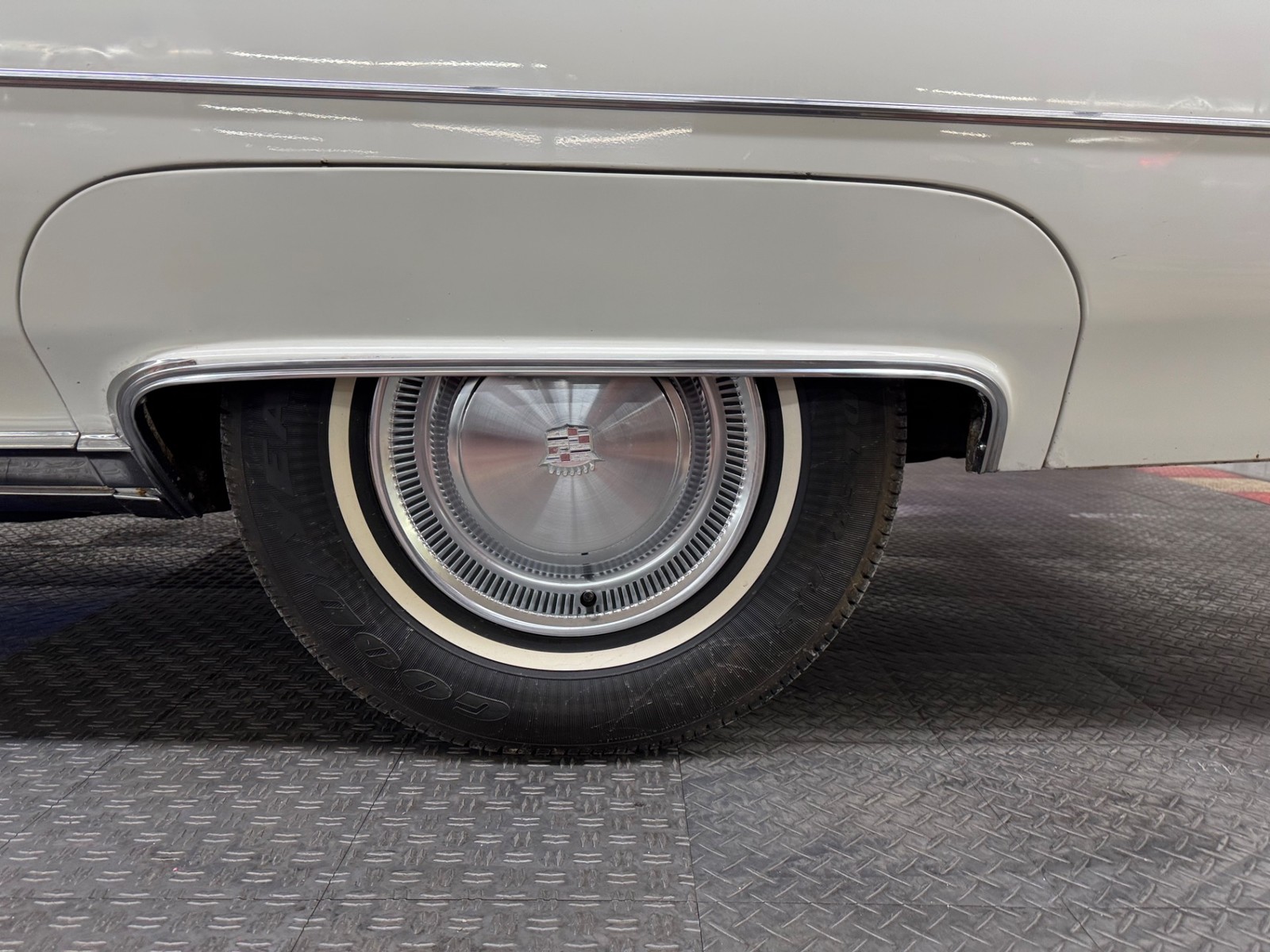 Cadillac-Coupe-DeVille-1975-26